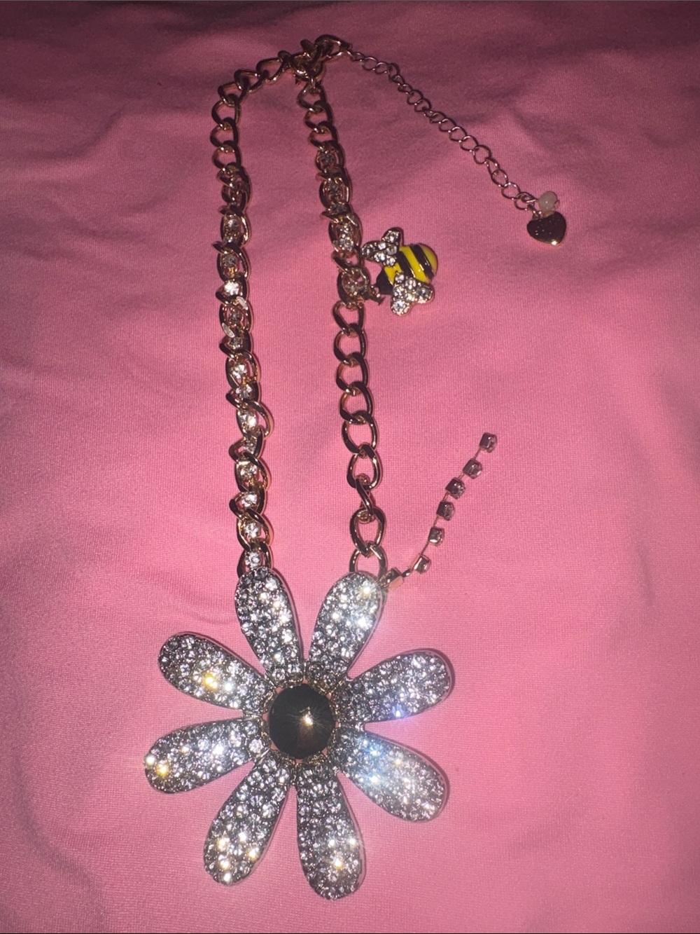 BETSEY JOHNSON DAISY NECKLACE W/BUMBLEBEE — FAIR CONDITION